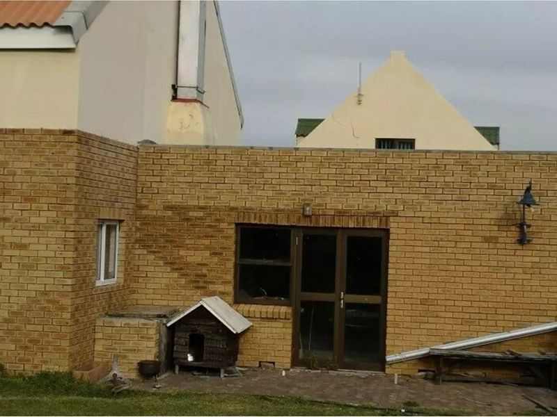 11 Bedroom Luxurious Guest or Holiday House on a 2360 sqm erf in Betty's Bay - Photo 2