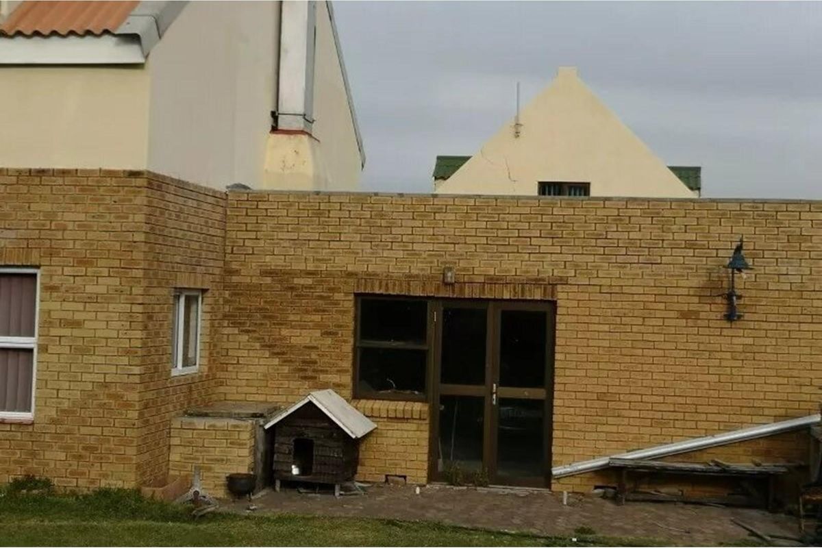 11 Bedroom Luxurious Guest or Holiday House on a 2360 sqm erf in Betty's Bay - Photo 2