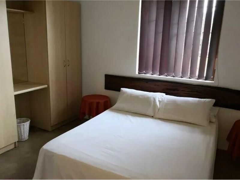 11 Bedroom Luxurious Guest or Holiday House on a 2360 sqm erf in Betty's Bay - Photo 10