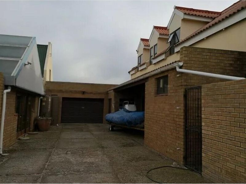 11 Bedroom Luxurious Guest or Holiday House on a 2360 sqm erf in Betty's Bay - Photo 9