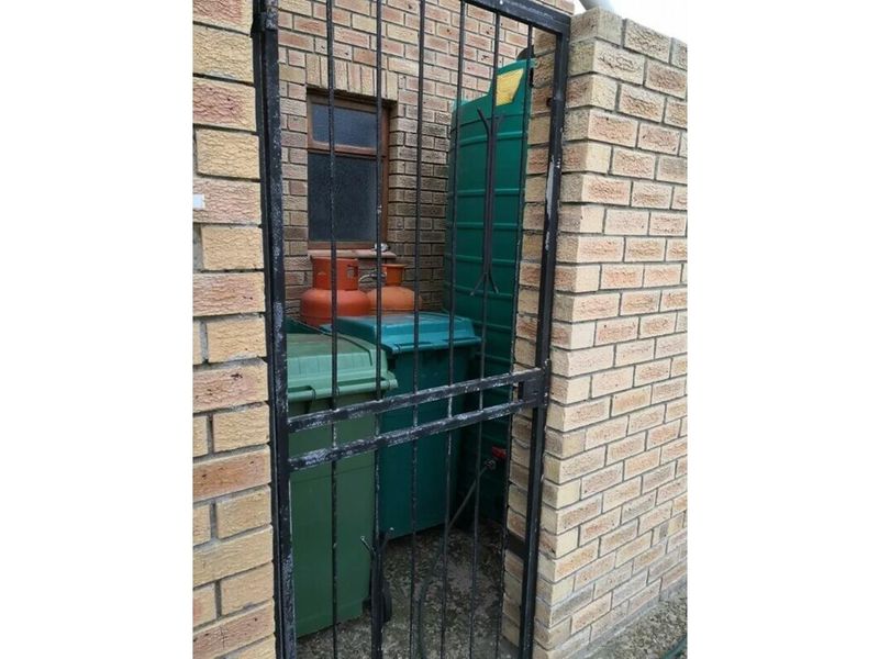 11 Bedroom Luxurious Guest or Holiday House on a 2360 sqm erf in Betty's Bay - Photo 8