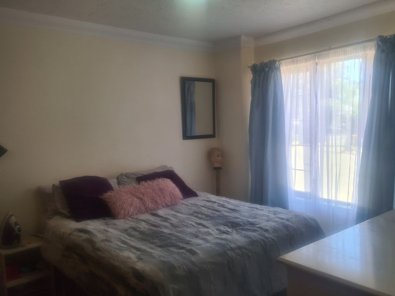 Ground 2 Bed 1 Bath For Sale in Erand Gardens, Midrand - Photo 6