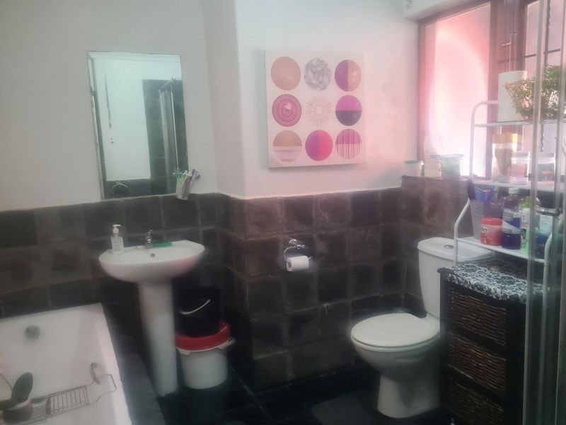 Ground 2 Bed 1 Bath For Sale in Erand Gardens, Midrand - Photo 7