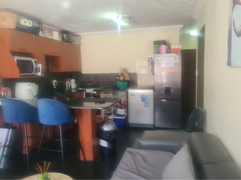 Ground 2 Bed 1 Bath For Sale in Erand Gardens, Midrand - Photo 4