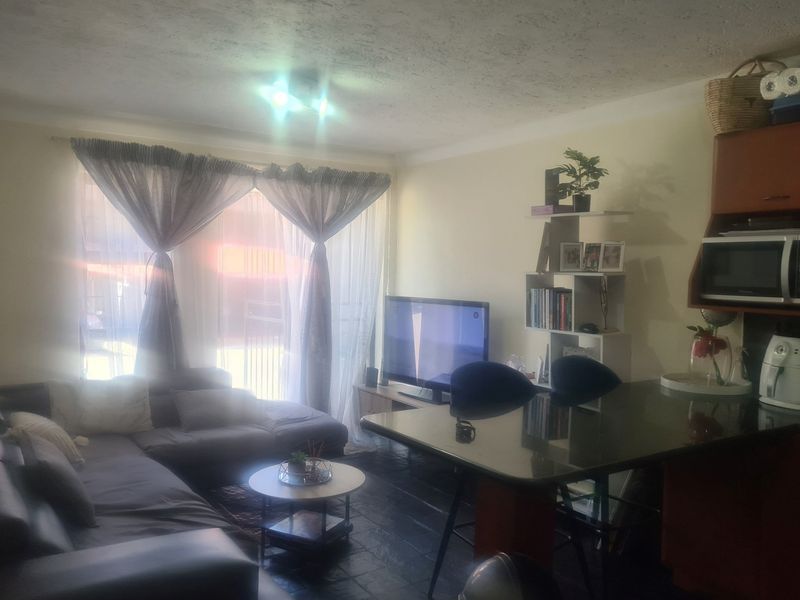 Ground 2 Bed 1 Bath For Sale in Erand Gardens, Midrand - Photo 5