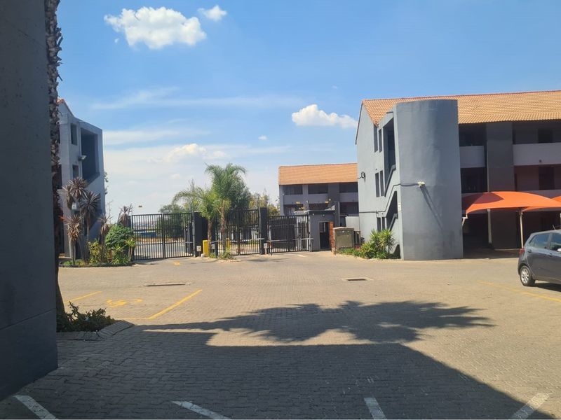 Ground 2 Bed 1 Bath For Sale in Erand Gardens, Midrand - Photo 2