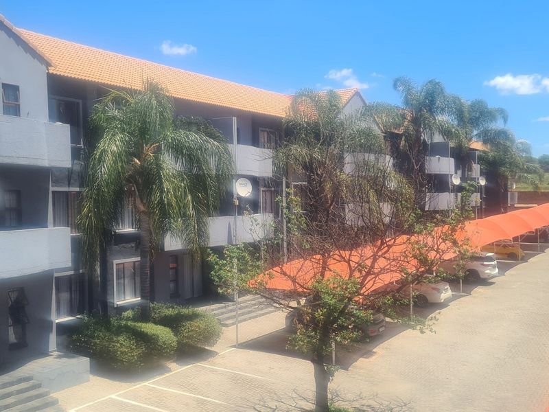 Ground 2 Bed 1 Bath For Sale in Erand Gardens, Midrand - Photo 10