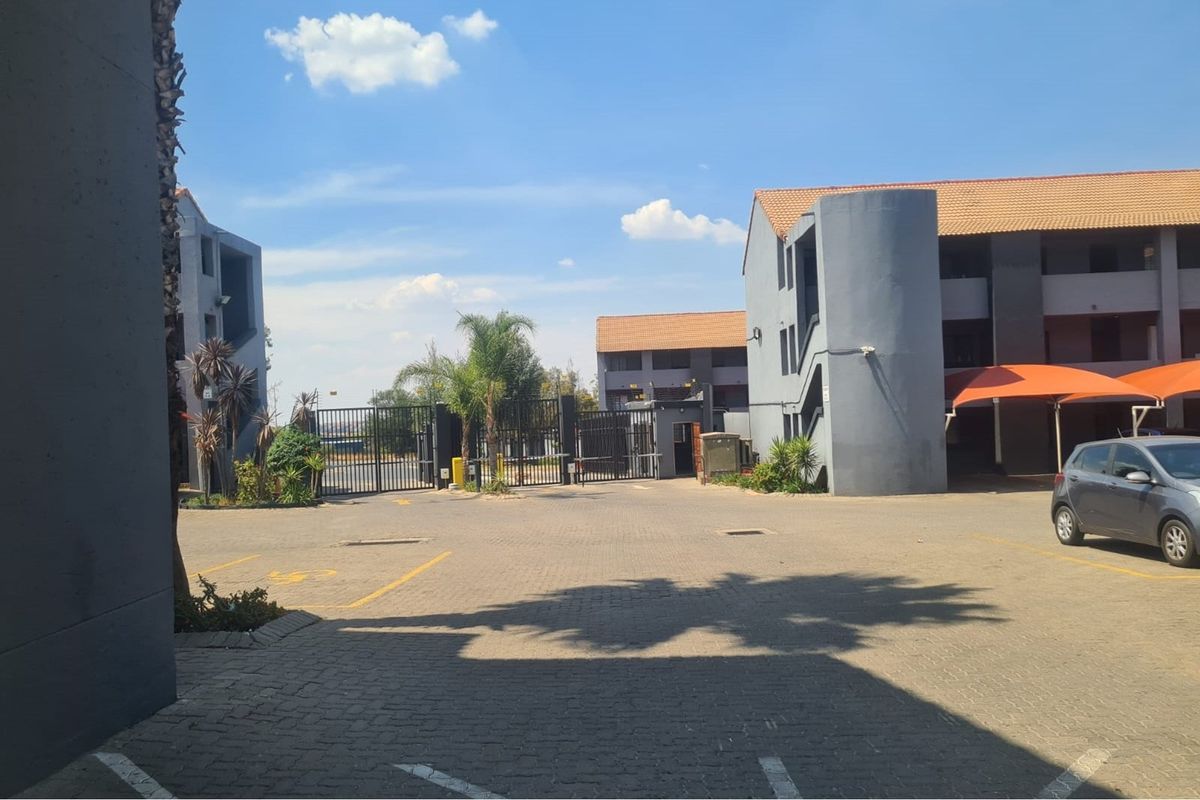 Ground 2 Bed 1 Bath For Sale in Erand Gardens, Midrand - Photo 2