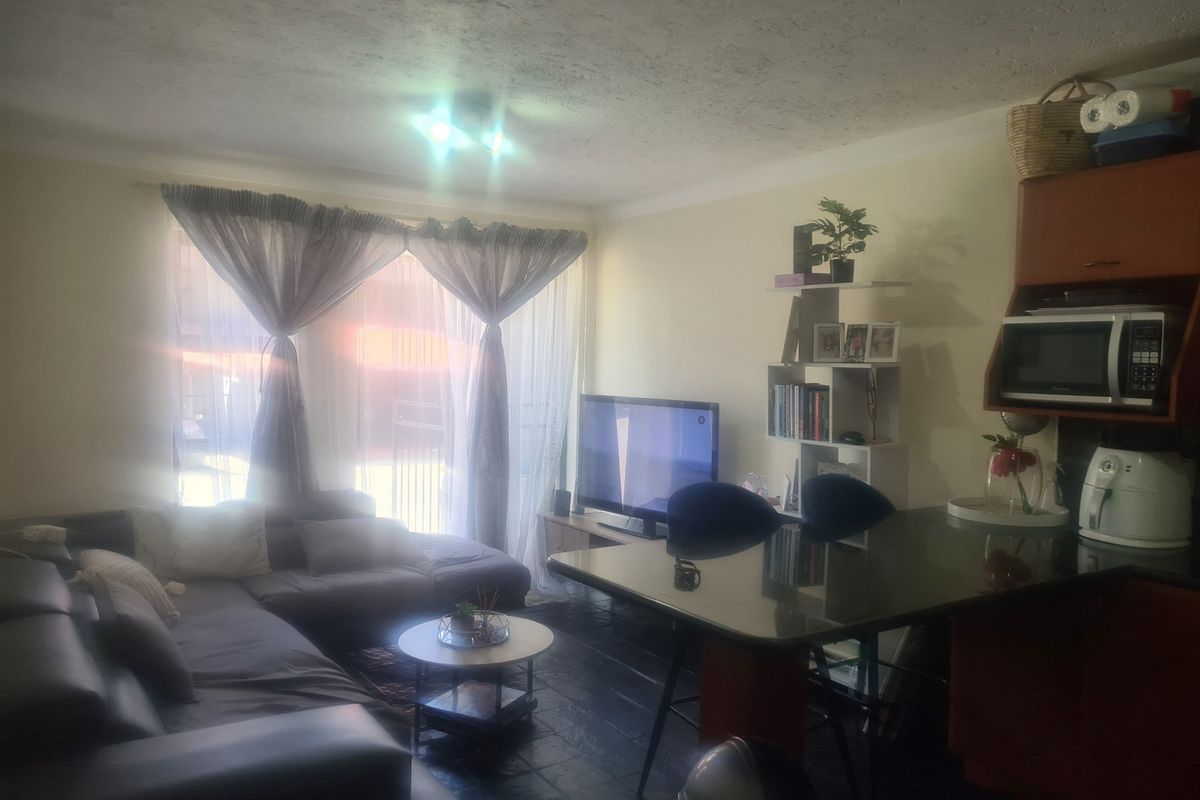 Ground 2 Bed 1 Bath For Sale in Erand Gardens, Midrand - Photo 5