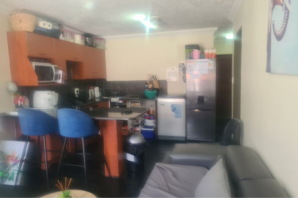 Ground 2 Bed 1 Bath For Sale in Erand Gardens, Midrand - Photo 4