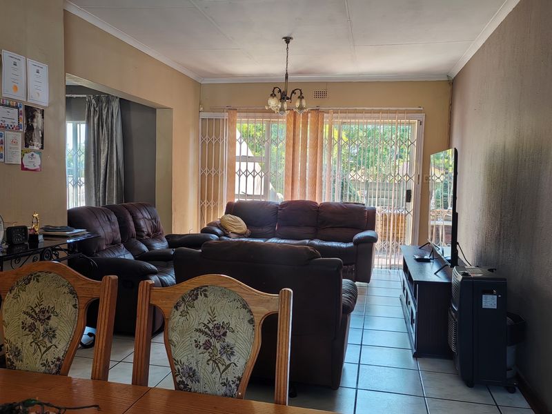 Family Home in Family Friendly Brackendowns - Photo 6