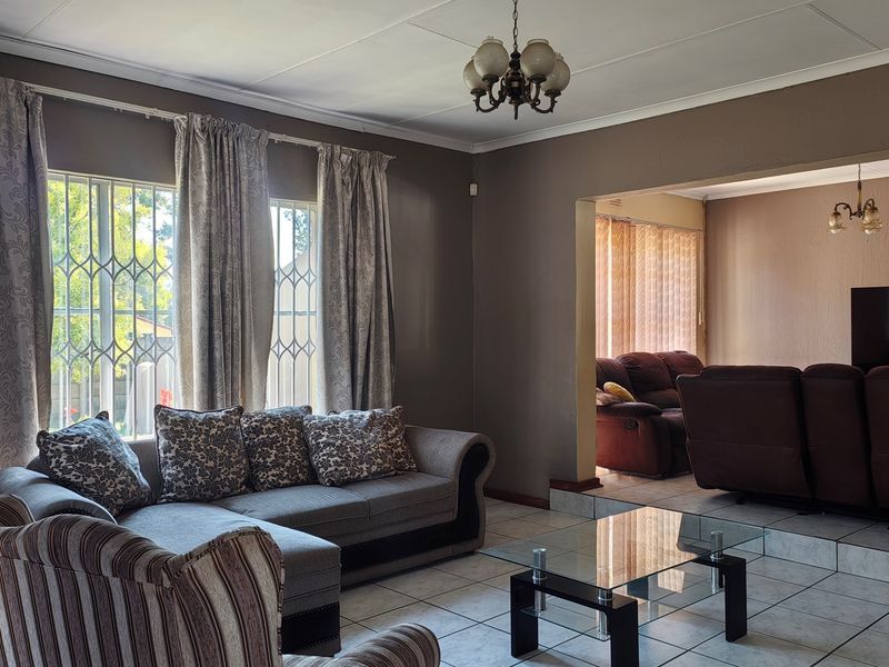 Family Home in Family Friendly Brackendowns - Photo 4
