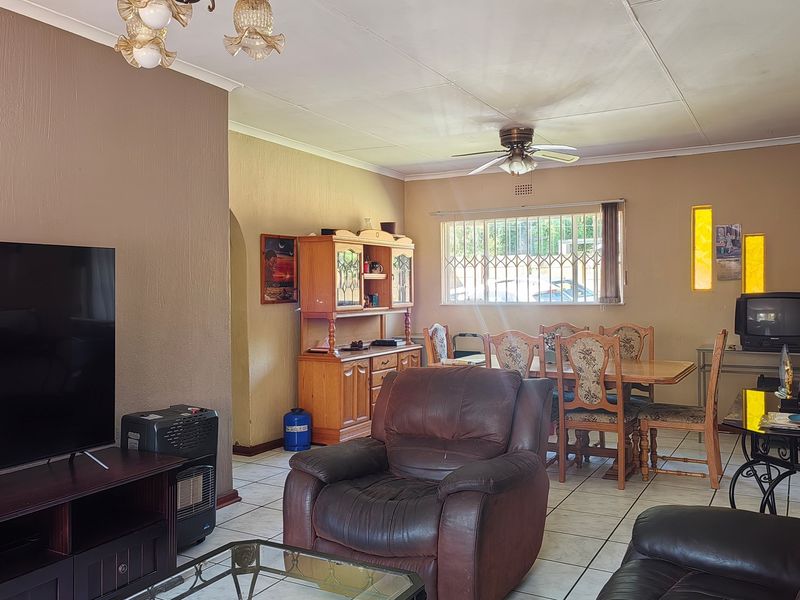 Family Home in Family Friendly Brackendowns - Photo 5
