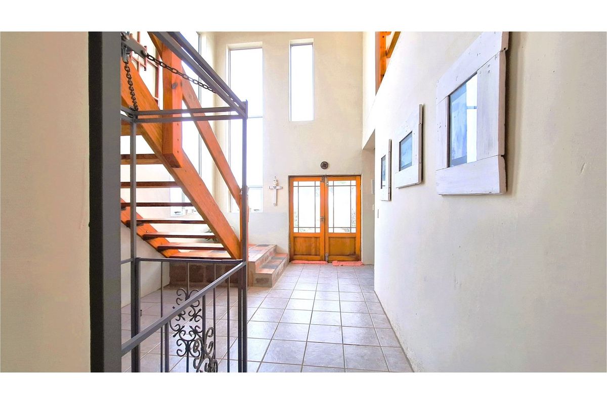 Large Seaside Family Home with Income Potential - 92 Metres from Golden Mile Beach! - Photo 2