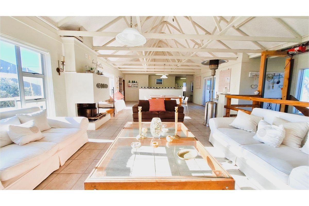 Large Seaside Family Home with Income Potential - 92 Metres from Golden Mile Beach! - Photo 4