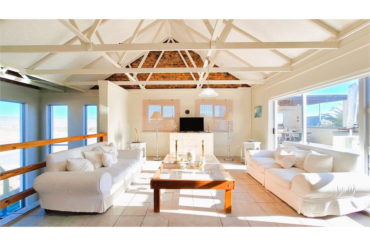 Large Seaside Family Home with Income Potential - 92 Metres from Golden Mile Beach! - Photo 5