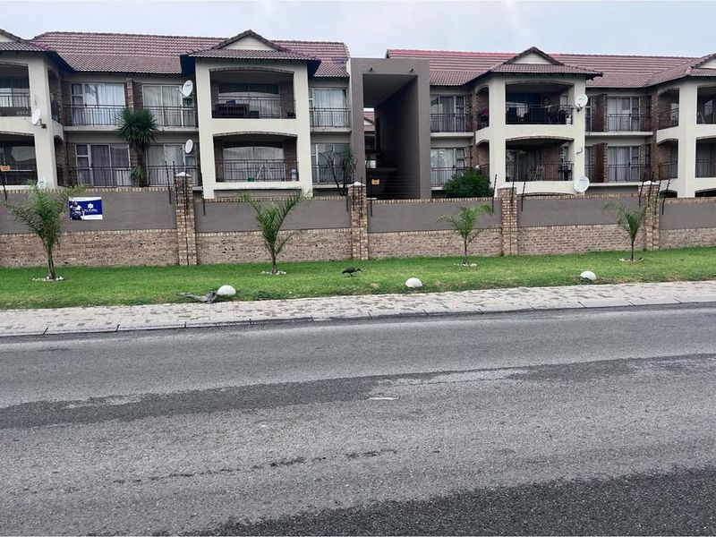 Stunning 2-Bedroom First-Floor Apartment in Noordwyk, Midrand - Photo 3