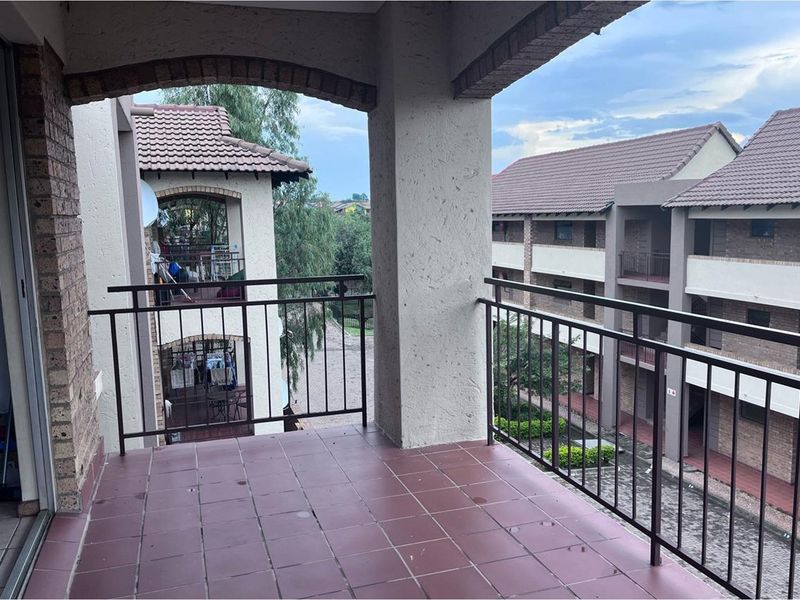 Stunning 2-Bedroom First-Floor Apartment in Noordwyk, Midrand - Photo 10