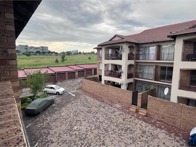 Stunning 2-Bedroom First-Floor Apartment in Noordwyk, Midrand - Photo 2