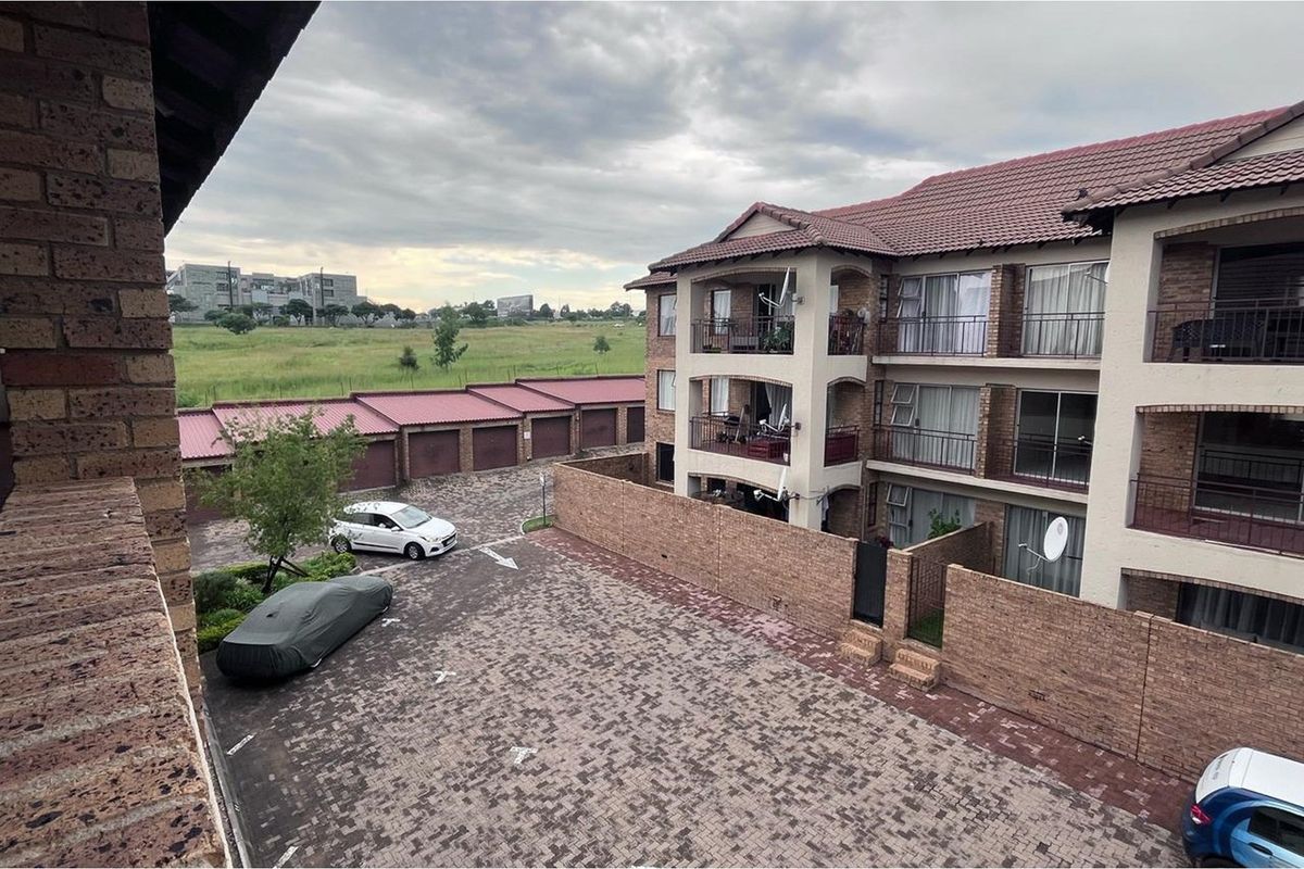 Stunning 2-Bedroom First-Floor Apartment in Noordwyk, Midrand - Photo 2