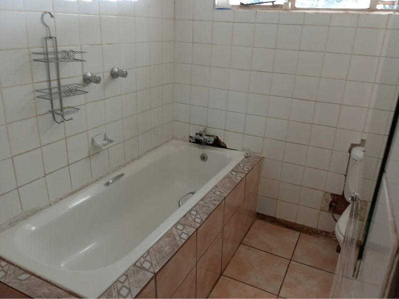 Beautiful Free standing Full title House for sale - Photo 5