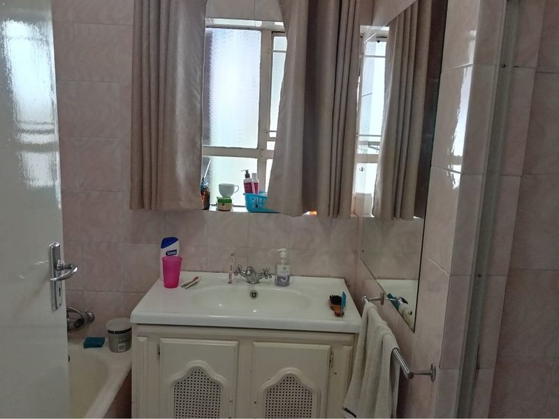 Beautiful Free standing Full title House for sale - Photo 3