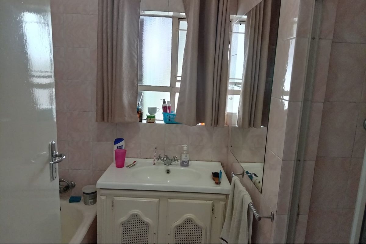 Beautiful Free standing Full title House for sale - Photo 3