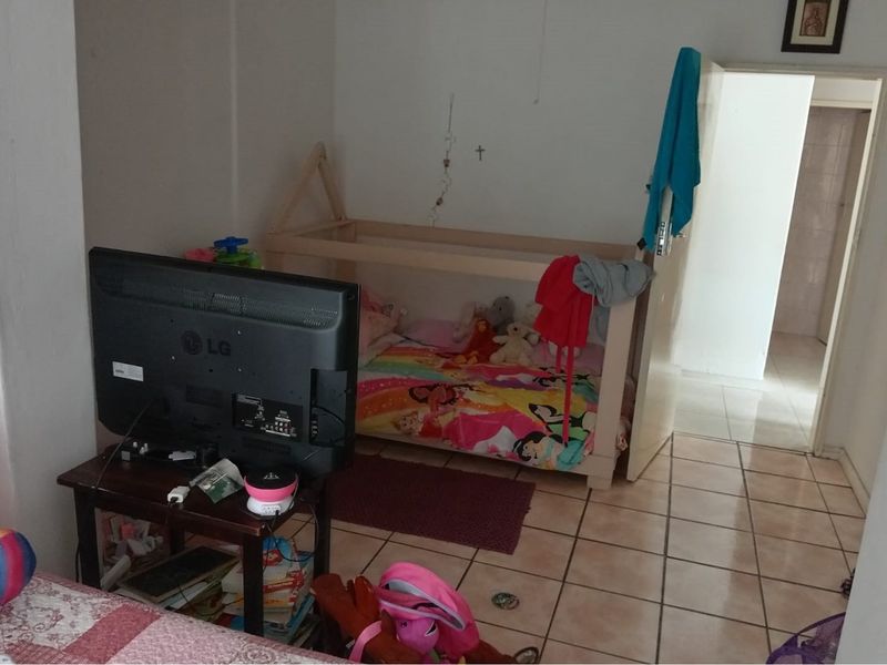 Beautiful Free standing Full title House for sale - Photo 4