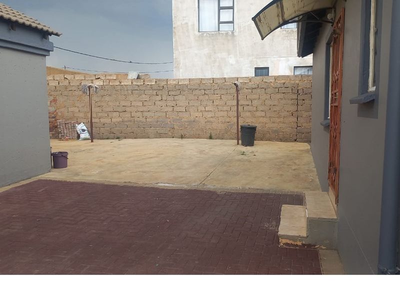 Charming 3-Bed Home in Mahube Valley for Sale - Photo 5