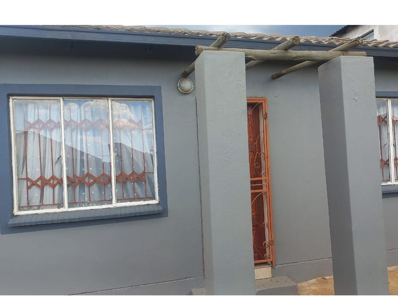 Charming 3-Bed Home in Mahube Valley for Sale - Photo 2