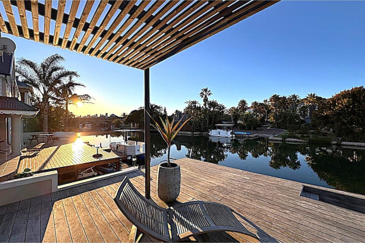 Exceptional Modern Waterfront Living in the Prestigious Marina Martinique - Photo 3