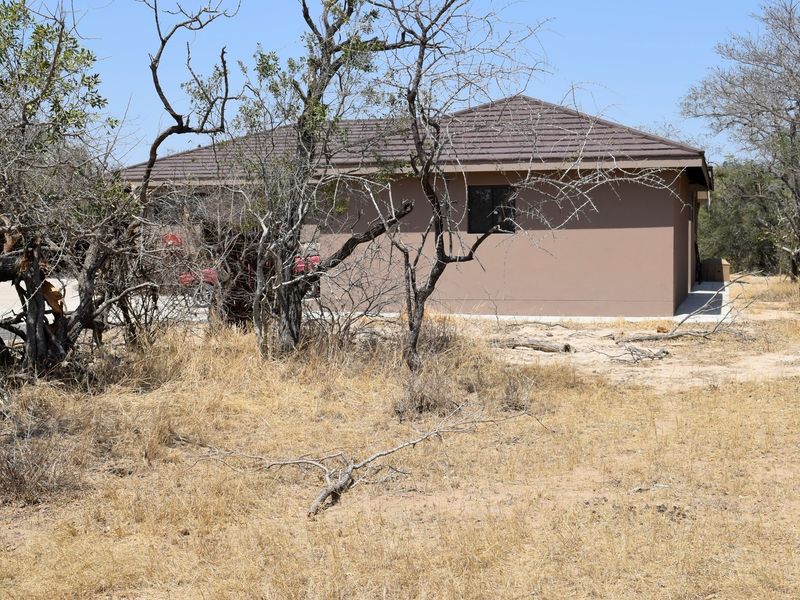 An earthy 3 bedroomed Farm style house on a riverine in Moditlo Wildlife Estate.Hoedspruit - Photo 4