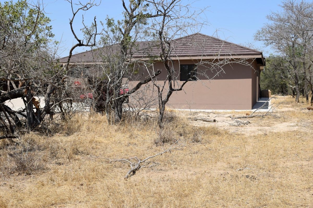 An earthy 3 bedroomed Farm style house on a riverine in Moditlo Wildlife Estate.Hoedspruit - Photo 4
