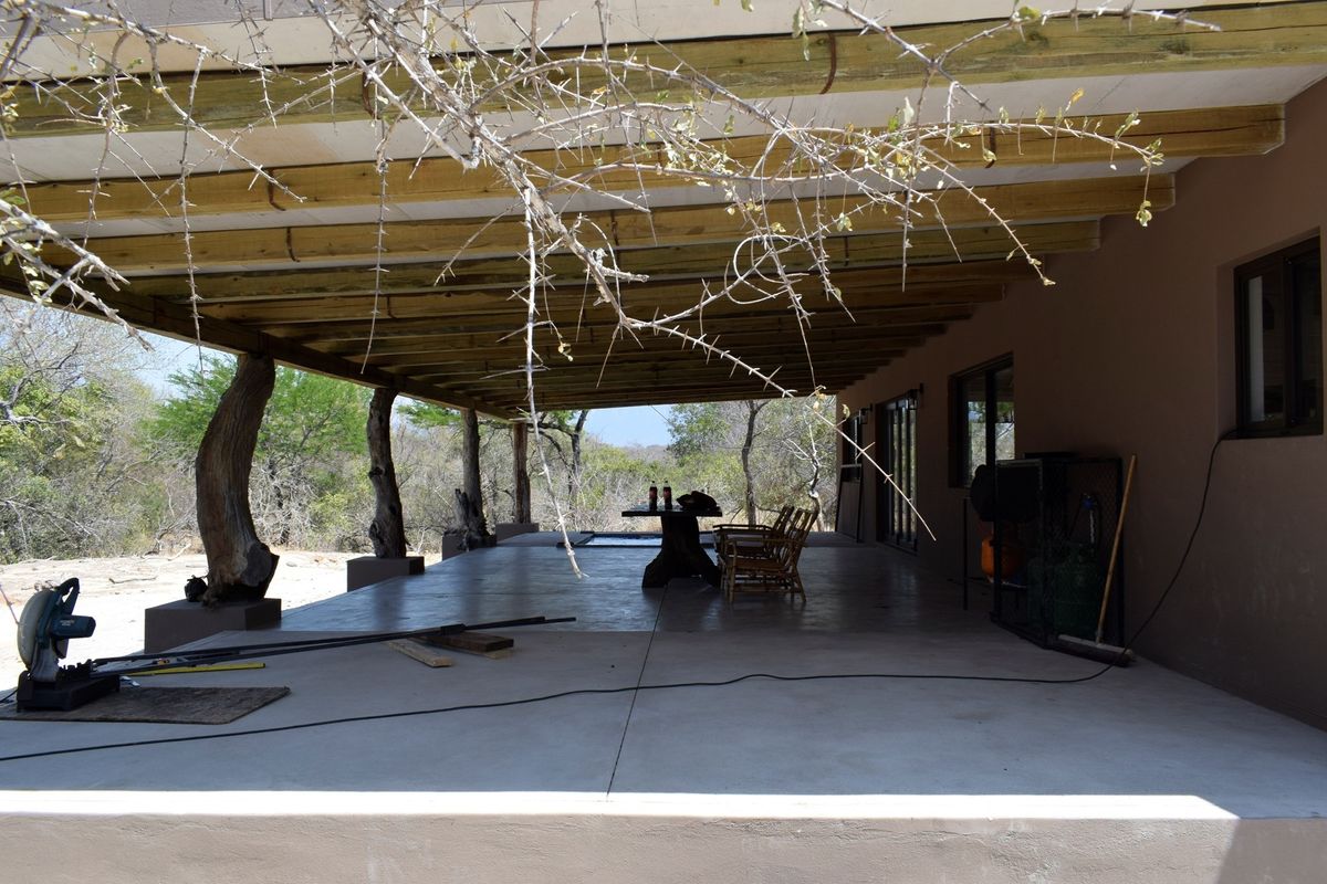 An earthy 3 bedroomed Farm style house on a riverine in Moditlo Wildlife Estate.Hoedspruit - Photo 3