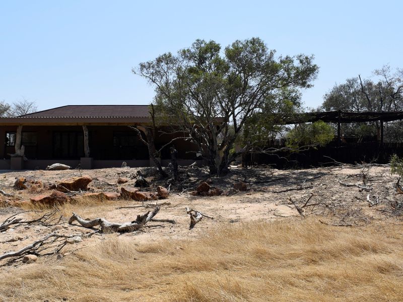 An earthy 3 bedroomed Farm style house on a riverine in Moditlo Wildlife Estate.Hoedspruit - Photo 2