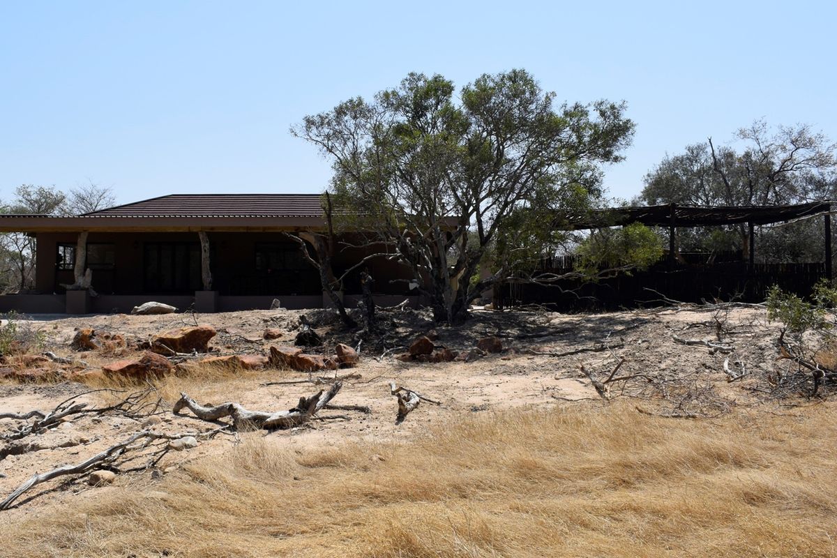 An earthy 3 bedroomed Farm style house on a riverine in Moditlo Wildlife Estate.Hoedspruit - Photo 2