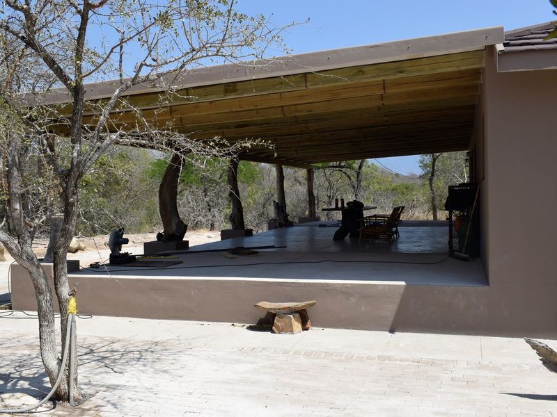 An earthy 3 bedroomed Farm style house on a riverine in Moditlo Wildlife Estate.Hoedspruit - Photo 5