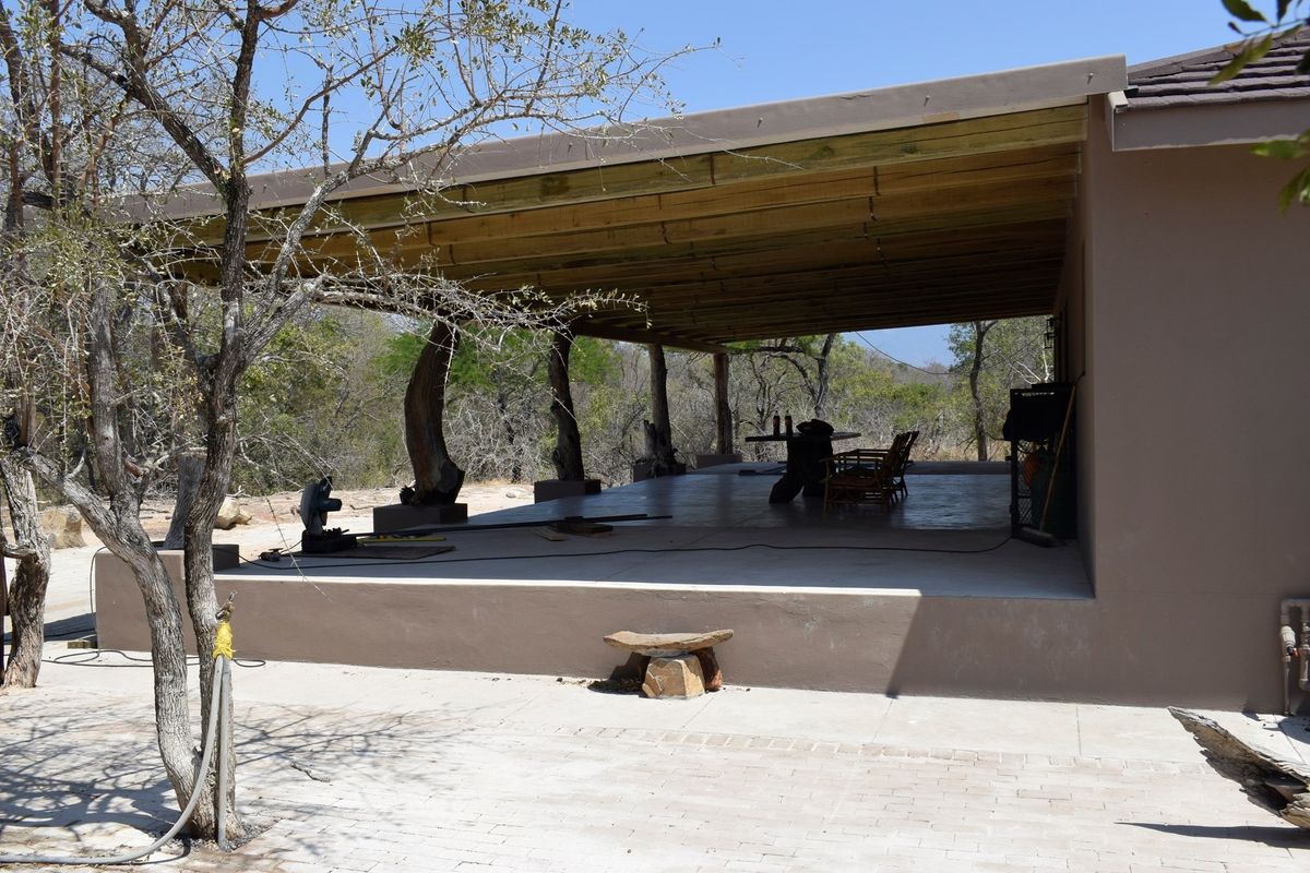 An earthy 3 bedroomed Farm style house on a riverine in Moditlo Wildlife Estate.Hoedspruit - Photo 5