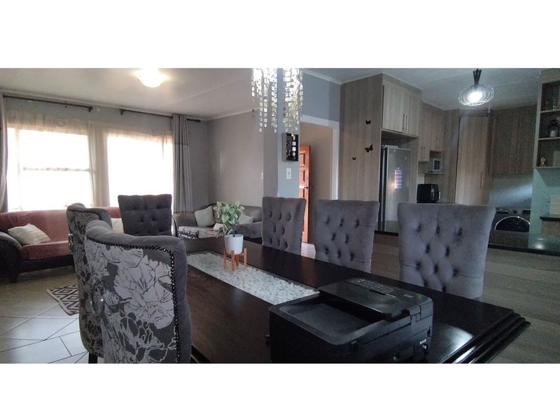 Townhouse For Sale in Die Hoewes, Centurion - Photo 4