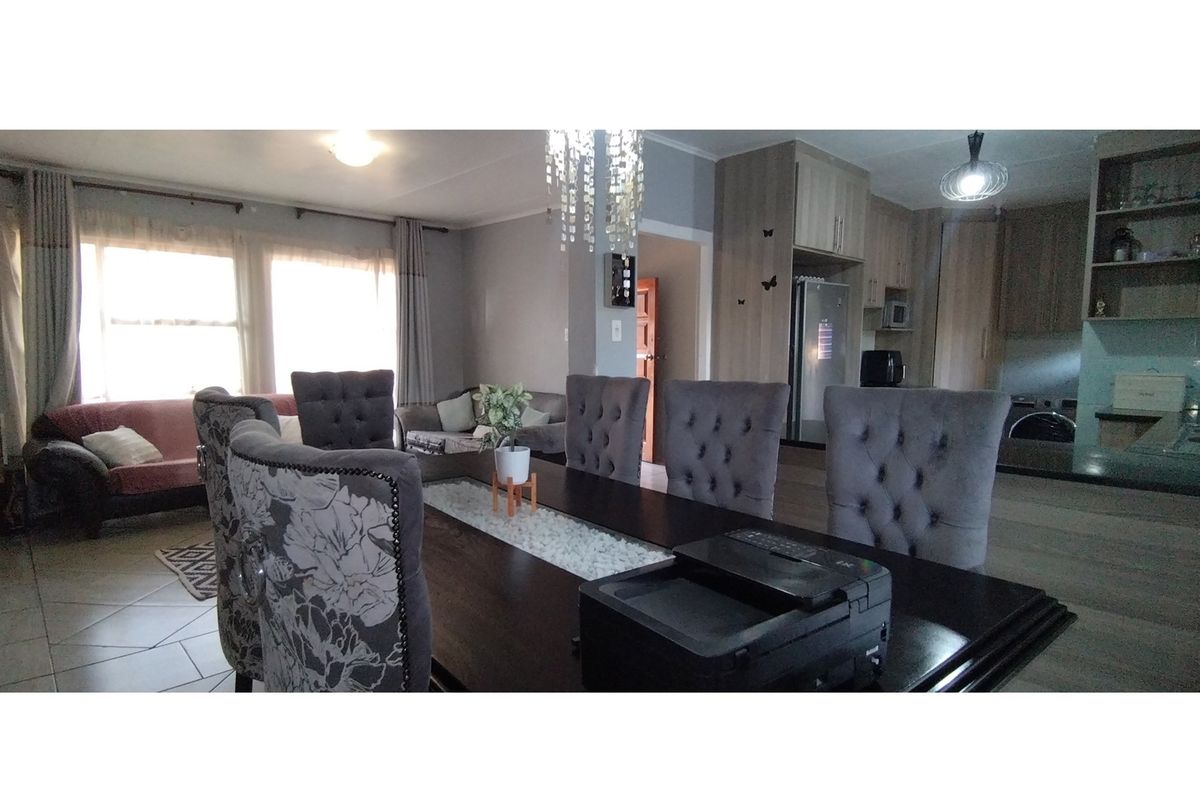 Townhouse For Sale in Die Hoewes, Centurion - Photo 4