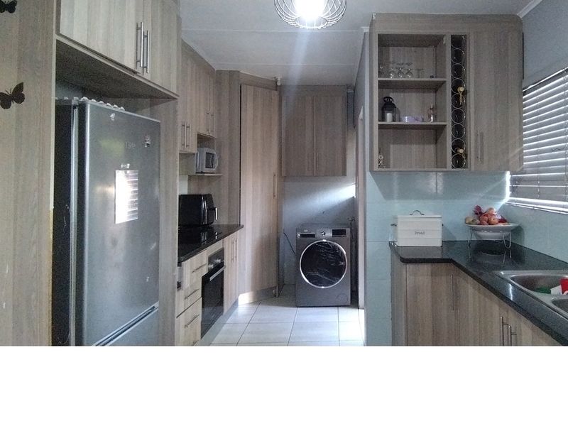 Townhouse For Sale in Die Hoewes, Centurion - Photo 3