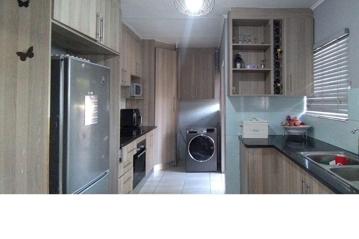 Townhouse For Sale in Die Hoewes, Centurion - Photo 3