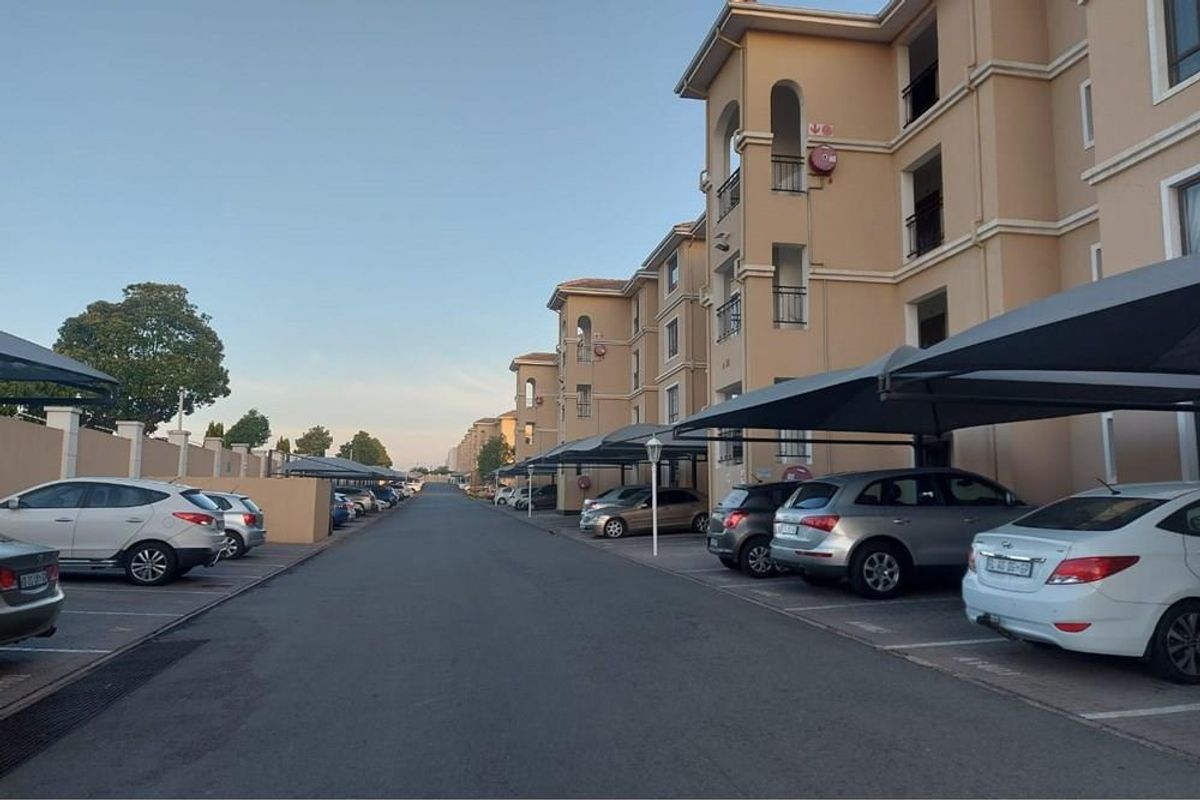 2 bedroom Apartment for Sale in Carlswald ,Midrand - Photo 2
