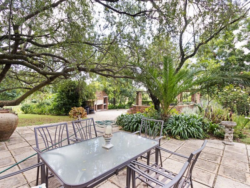 Elegant 5-Bedroom Home with Expansive Living Spaces and Exceptional Amenities - Photo 5