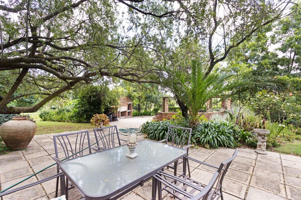 Elegant 5-Bedroom Home with Expansive Living Spaces and Exceptional Amenities - Photo 5