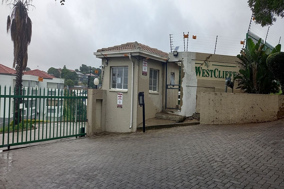 "Modern 3-Bed in Heart of Discovery: Ideal for the first time buyer or start up. - Photo 2