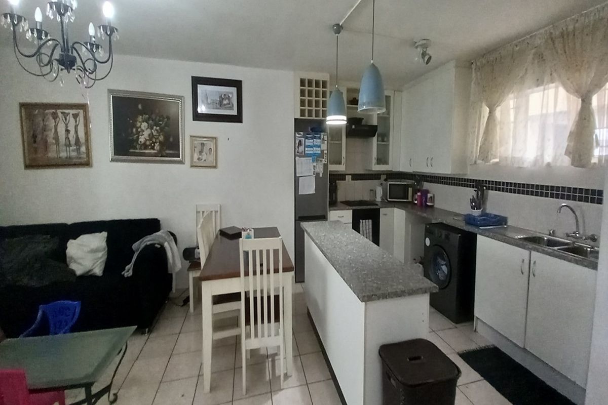 "Modern 3-Bed in Heart of Discovery: Ideal for the first time buyer or start up. - Photo 5