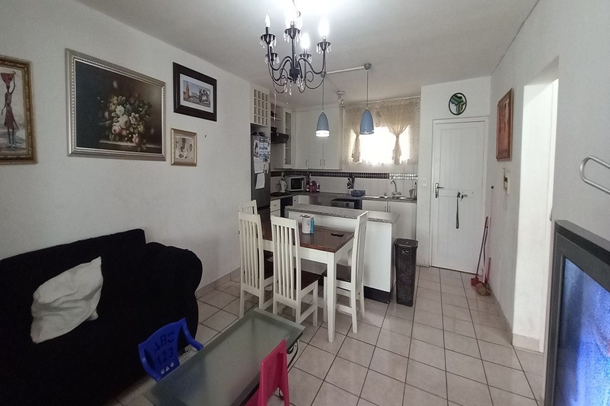 "Modern 3-Bed in Heart of Discovery: Ideal for the first time buyer or start up. - Photo 4