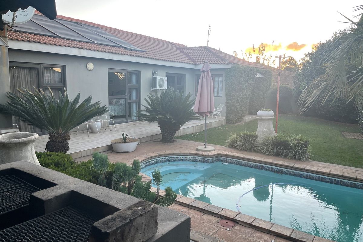 Modern 5-Bedroom Family Home with an Upstairs Flatlet - Photo 4