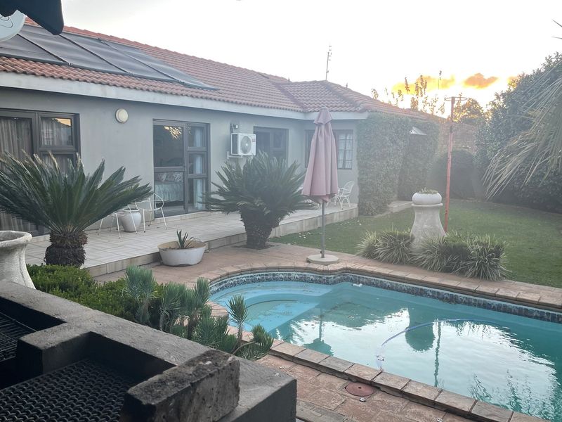 Modern 5-Bedroom Family Home with an Upstairs Flatlet - Photo 4